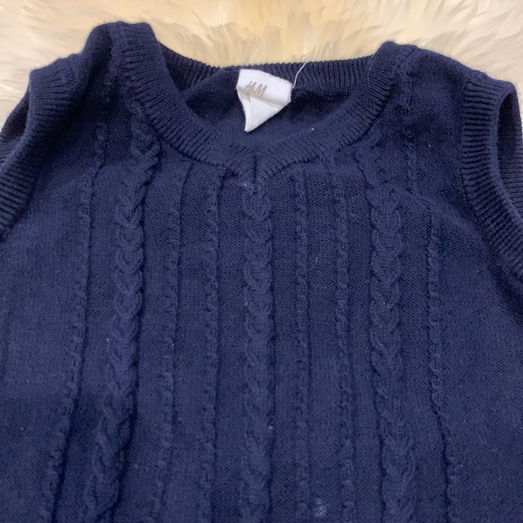 H&M Navy Blue Sweater Vest in 12-18M with Front Detail - Picture 2 of 4